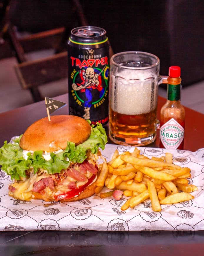 Prato com burger, chopp e Trooper